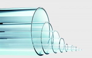 Der Technologiekonzern Schott präsentierte jetzt erstmalig als Neuheit ein Glasrohr, in dem Exponate in 360-Grad-Rundumsicht ohne Ecken und Kanten gezeigt werden können. Diese neue entspiegelte 360-Grad-Ausstellungsvitrine rückt Exponate in den Blickpunkt von Ausstellungen, Museen oder besonderen Verkaufsräumen. Mit Anti-Reflektions- und Anti-Finger-Print-Schicht setzt diese runde Ausstellungsvitrine Exponate in einen besonderen Rahmen. Für individuelle Wünsche hinsichtlich der geometrischen Dimensionen sind maßgeschneiderte Kundenlösungen möglich.  Info: www.schott.de  Ausstellungsvitrine aus entspiegeltem Rohr (Foto: Schott)