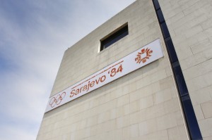 Leopold Museum: Schriftinstallation „Sarajevo '84“ auf Fassade