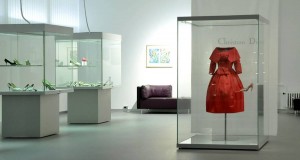 DLM zeigt Roger Vivier mit Glasbau Hahn