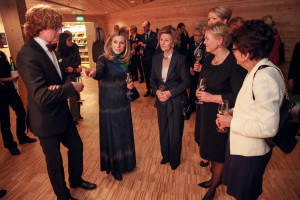 Königin Sonja eröffnete auf Spitzbergen das nördlichste Kunstmuseum der Welt