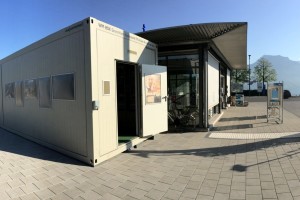 Mobile WM-Box von ELA Container öffnet Türen in Spiez