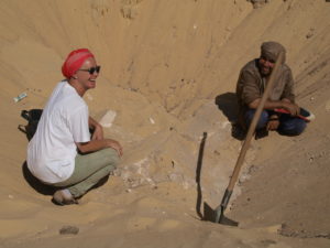 Katja Lembke bei Ausgrabung in Tuna el-Gebel (Foto: Landesmuseum Hannover)