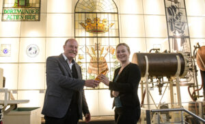 Dr. Heinrich Tappe übergibt an Corinna Schirmer (Foto: Dortmund-Agentur/Katharina Kavermann)