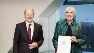 Bundeskanzler Olaf Scholz und Staatsministerin Claudia Roth (Foto: Jesco Denzel)