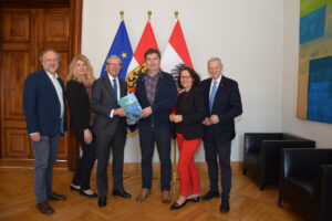 Norbert Winding, Johanna Waldstätten, Wilfried Haslauer, Robert Lindner, Daniela Gutschi, LAbg. Josef Schöchl (von links, Foto: Land Salzburg/Lucas Kröll)