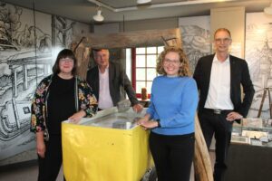 Laura Oehms (links, Foto: Stadt Bergisch Gladbach)