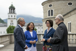 LH Haslauer mit LR Gutschi Prälat Johann Reißmeier und Andrea Stockhammer (zweite von rechts, Foto: Land Salzburg)
