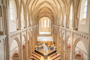 Innenansicht des neu sanierten Nordflügels, unten: Innenaufnahme der neu sanierten Klosterkirche (Fotos: Landeshauptstadt Magdeburg)