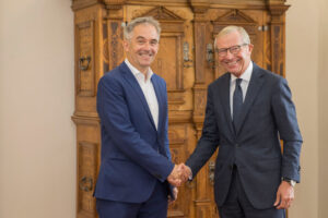 Thorsten Sadowsky und Wilfried Haslauer (von links, Foto: Land Salzburg/Neumayr/Leopold)