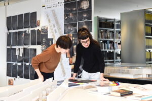 Teambesprechung Grafik Tutanchamun Galerie im Atelier Brückner, Stuttgart. Sayaka Koike und Rana Rmeily. (Foto: Reiner Pfisterer)