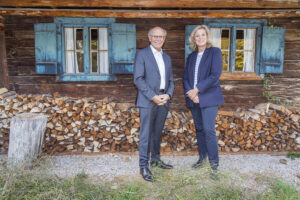 Dr. Julia Schulte to Bühne mit Bezirkstagspräsident Josef Mederer (Foto: Bezirk Oberbayern)