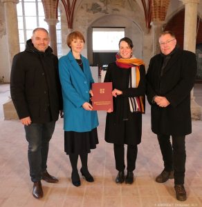 Oberbürgermeister Alexander Badrow, MV Kulturstaatssekretärin Susanne Bowen, Museumsdirektorin Dr. Maren Heun und Carsten Schwarzlose, Geschäftsführer der Stadterneuerungsgesellschaft Stralsund mbh (von links, Foto: Hansestadt Stralsund)