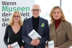 Präsentation des Museums Guide inklusiv 2023: Doris Rothauer (Herausgeberin und Autorin), Martin Essl (Gründer der Essl Foundation und Zero Project), Bettina Leidl (ICOM Österreich Vizepräsidentin und Direktorin des MuseumsQuartier Wien) (von links, Foto: Medianet Verlag AG)