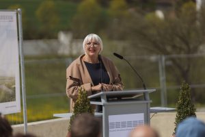 Planer und Projektbeteiligte bei der Grundsteinlegung, Claudia Roth (Fotos: Zweckverband Deutsch-Deutsches Museum Mödlareuth)