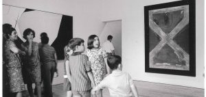 Blick in einen der Ausstellungsräume des Museo de Arte Abstracto Español, um 1966. (Foto: Jaume Blassi/Archivo Fernando Zóbel, Biblioteca Fundación Juan March, Madrid.)